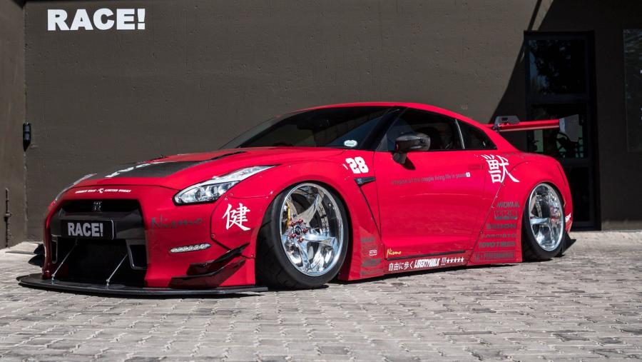  Nissan GT-R Nismo by Liberty Walk & RACE! 2018 года  (фото 1 из 12)